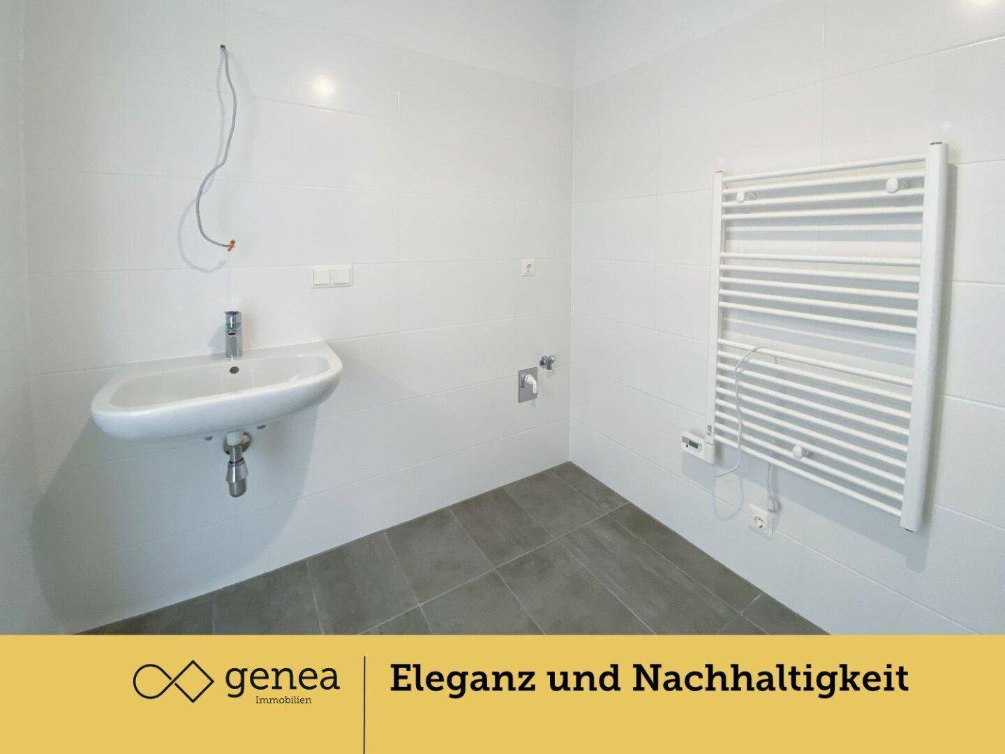Helles Badezimmer mit modernen Fliesen, wandmontiertem Waschbecken und einem praktischen Handtuchheizkörper.