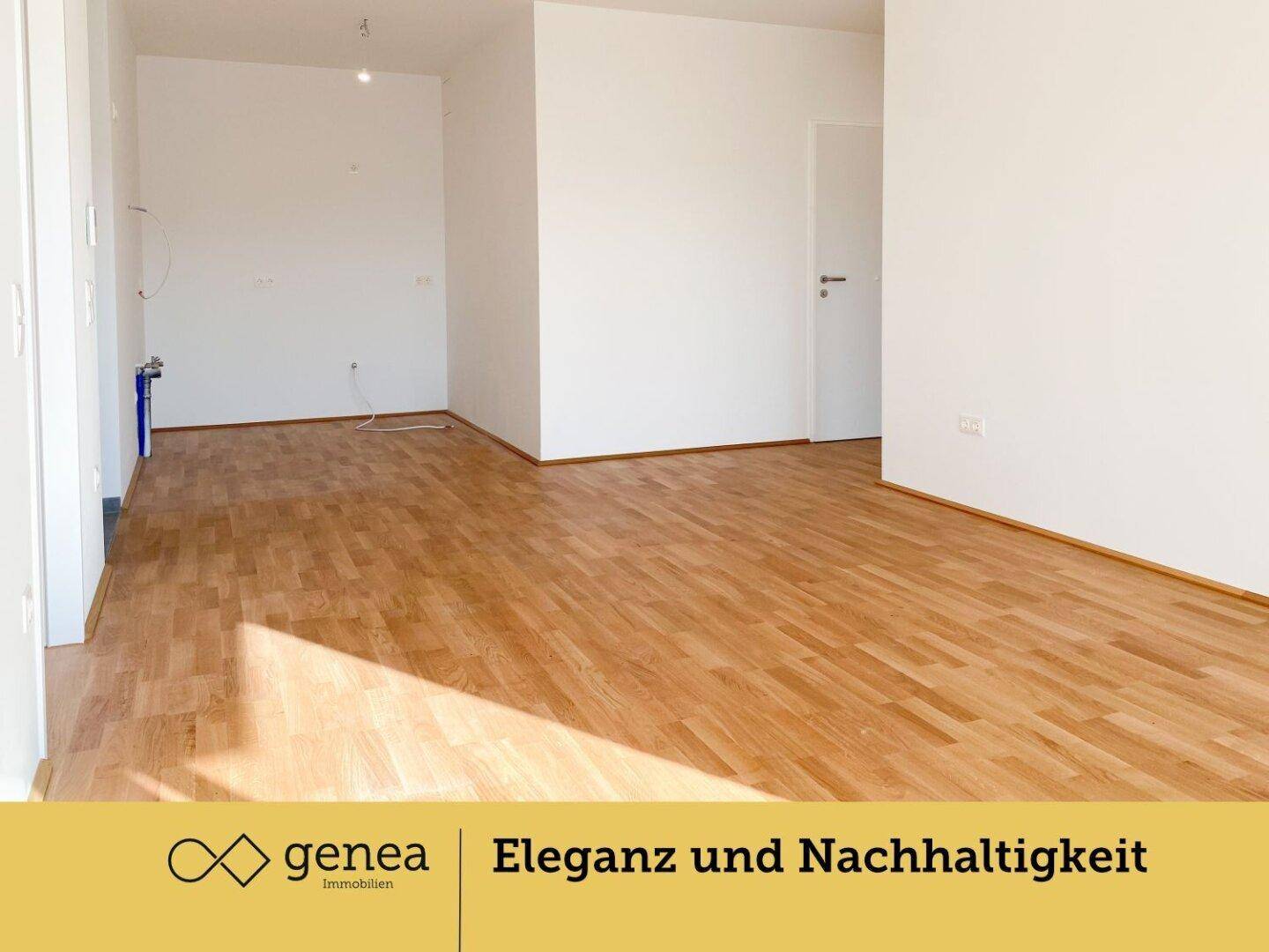 Heller, leerer Raum mit neuem Laminatboden und weißen Wänden, bereit zum Einzug.