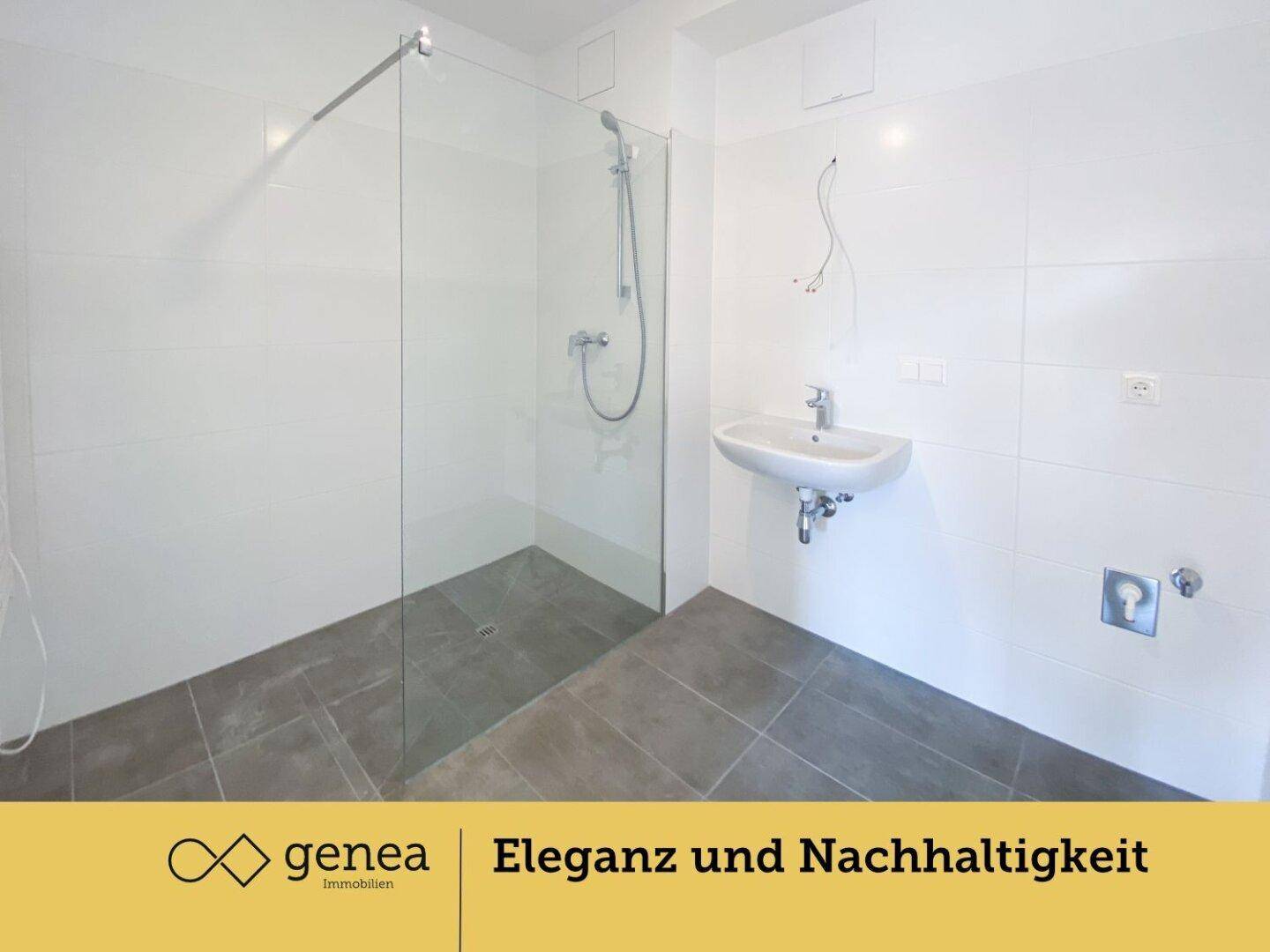 Modernes Badezimmer mit begehbarer Dusche, weißen Fliesen und grauem Boden.