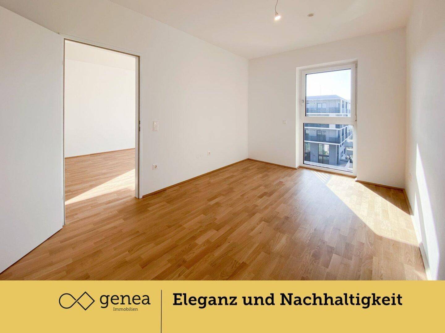 Lichtdurchflutetes Zimmer mit Laminatboden und großem Fenster, das einen Blick nach draußen bietet.