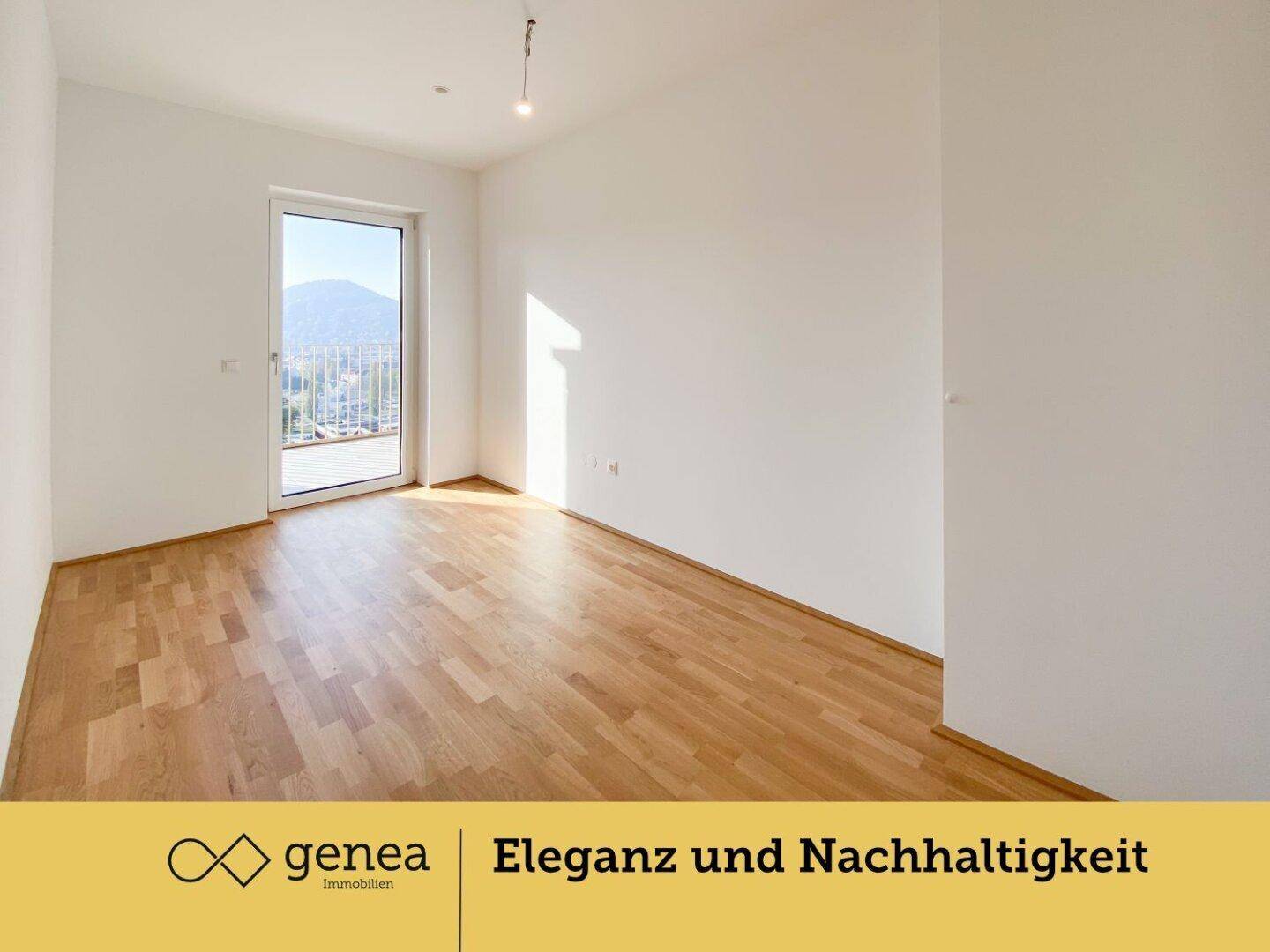 Helles Zimmer mit Laminatboden und Balkonzugang, bietet einen weiten Blick auf die Berge.