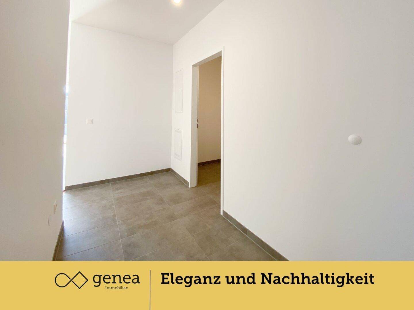 Eingangsbereich oder Flur mit modernen grauen Fliesen und weißen Wänden.