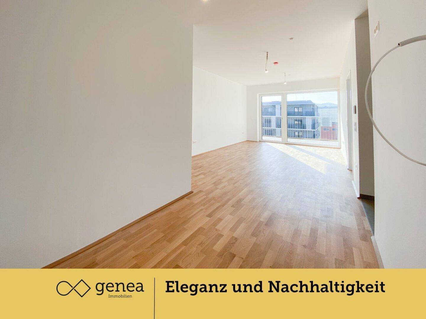 Geräumiger, heller Wohnbereich mit Laminatboden und großen Fenstern für viel Tageslicht.