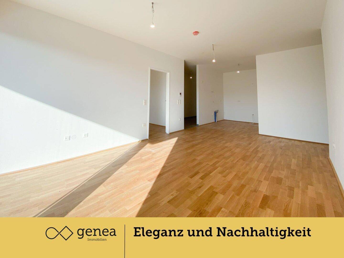 Großer, heller Raum mit Laminatboden und weißen Wänden, ideal für einen offenen Wohnbereich.