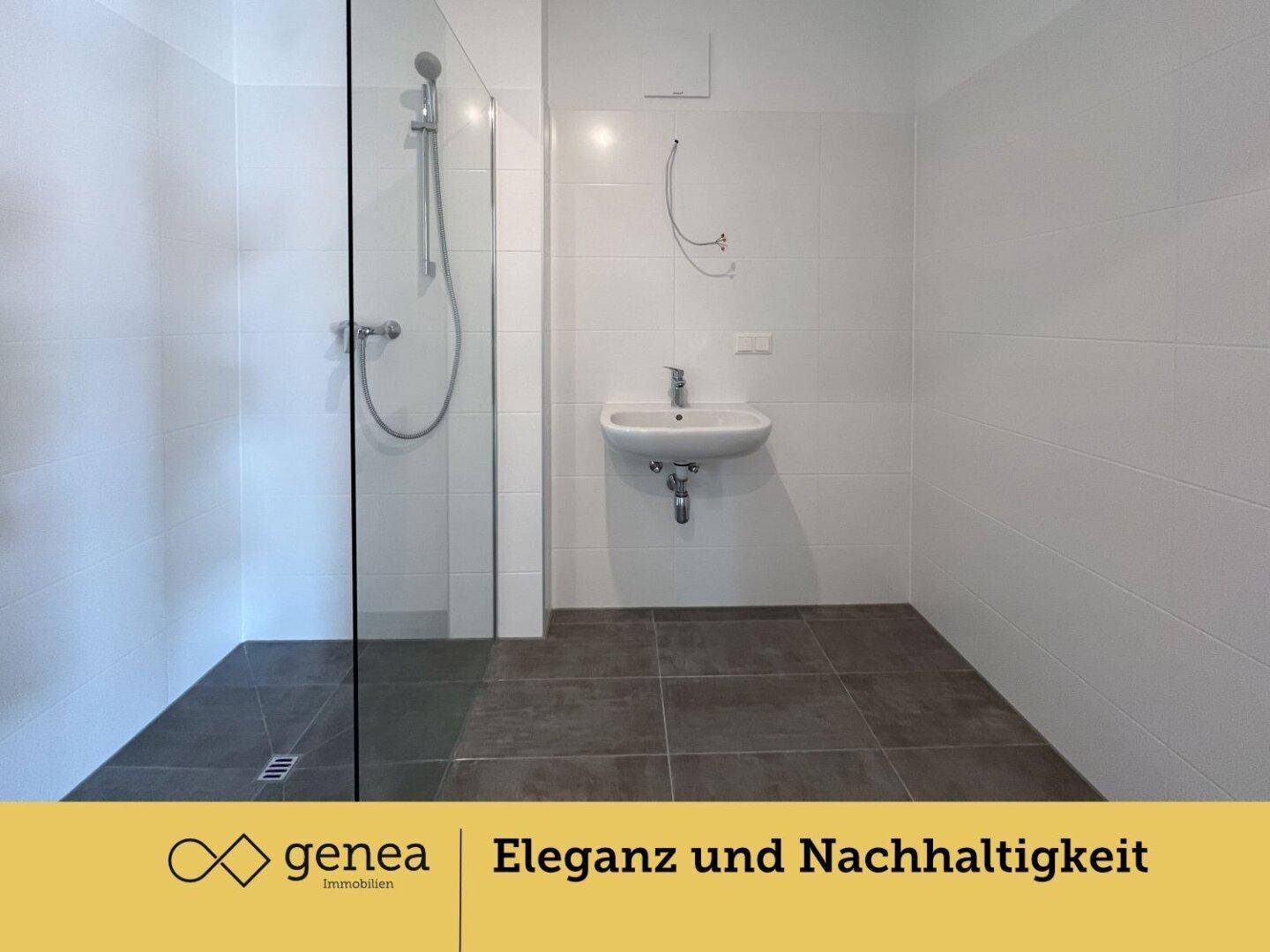 Modernes Badezimmer mit ebenerdiger Dusche, weißen Fliesen und minimalistischem Design.