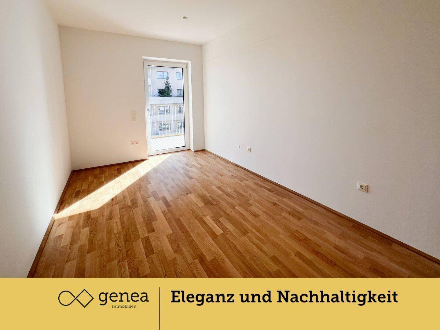 Helles Zimmer mit Parkettboden und Zugang zu einem französischen Balkon.