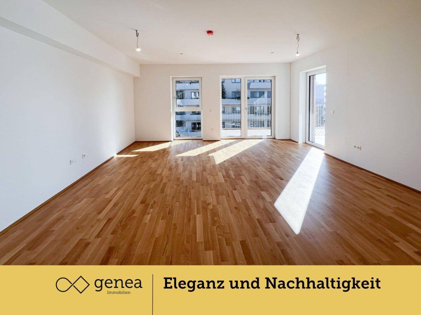 Geräumiges, lichtdurchflutetes Wohnzimmer mit Holzboden und Zugang zu mehreren Balkonen.