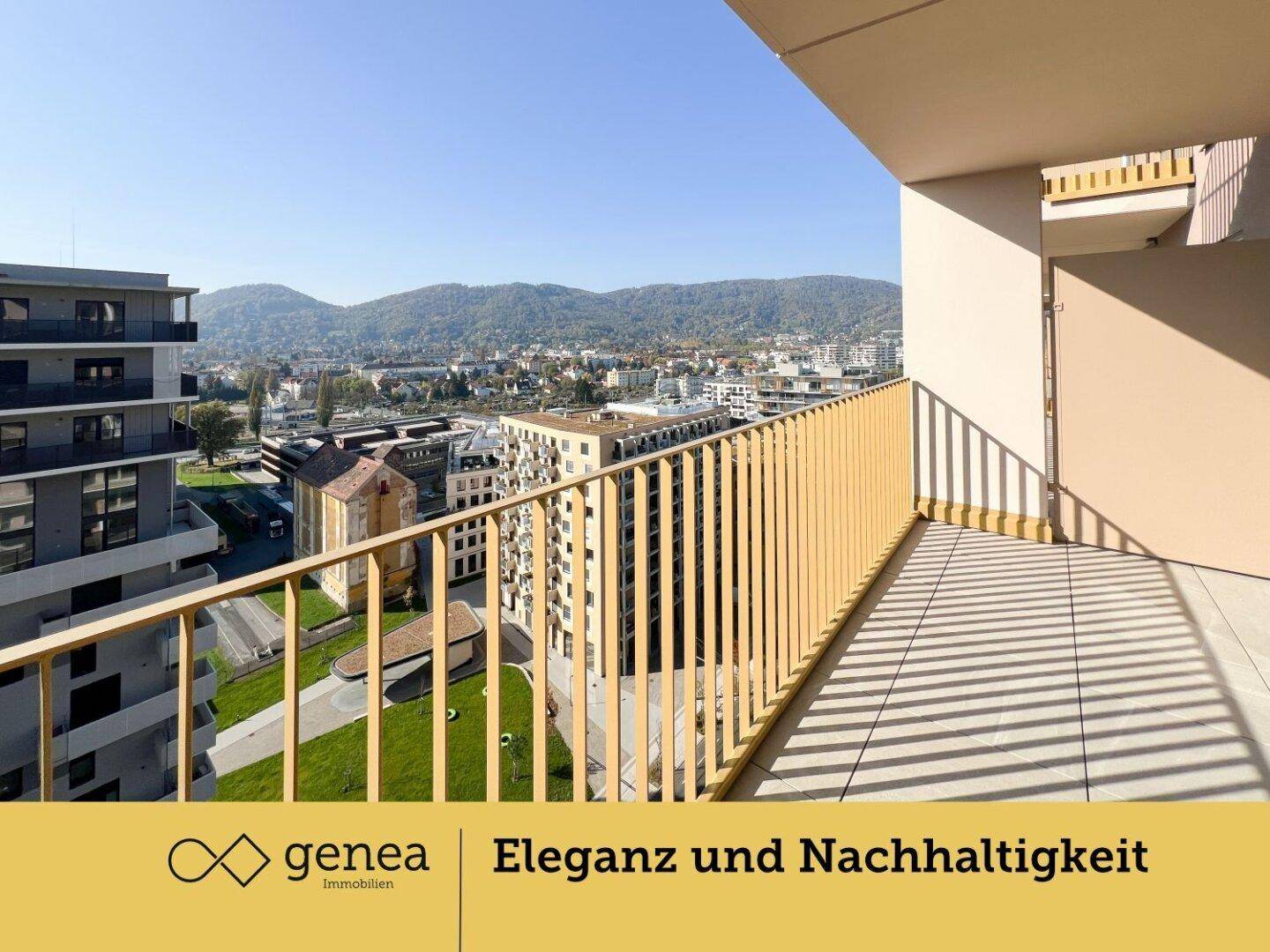 Großer Balkon mit Stadtblick und umliegenden Hügeln unter blauem Himmel.
