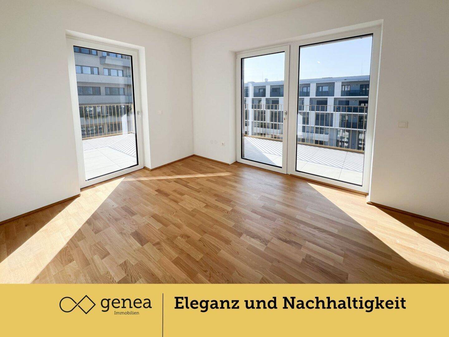 Helles Zimmer mit Parkettboden und großen Fenstern, die viel Tageslicht hereinlassen.