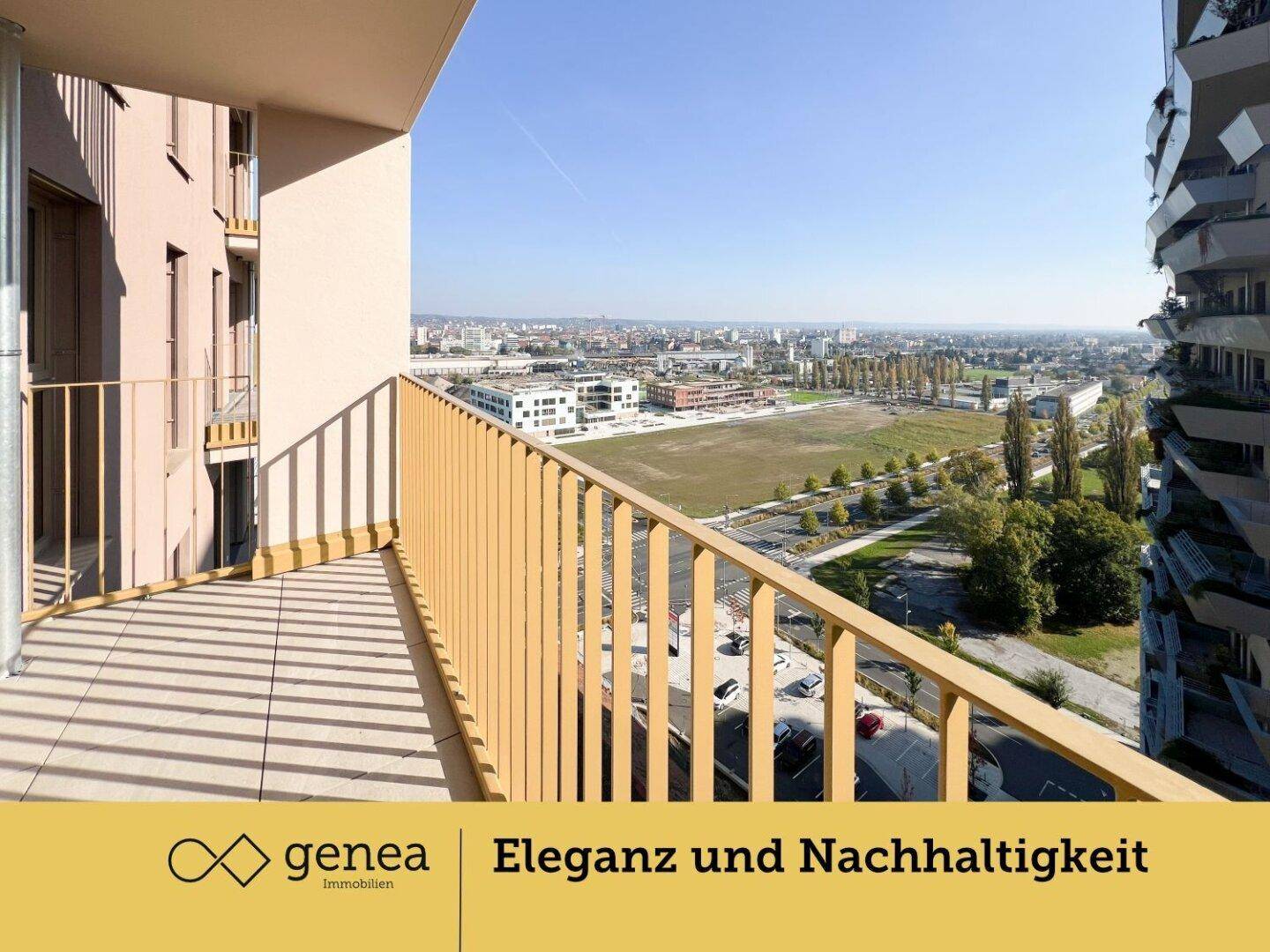 Geräumiger Balkon mit weitem Blick über die Stadt und grüne Flächen.