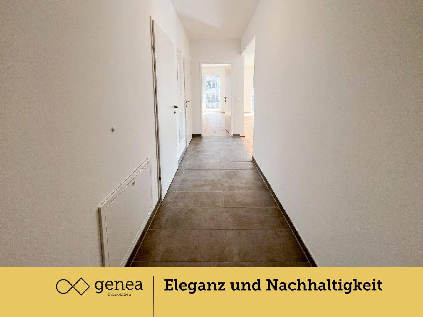 Heller Flur mit Fliesenboden und weißen Wänden, der zu weiteren Räumen führt.