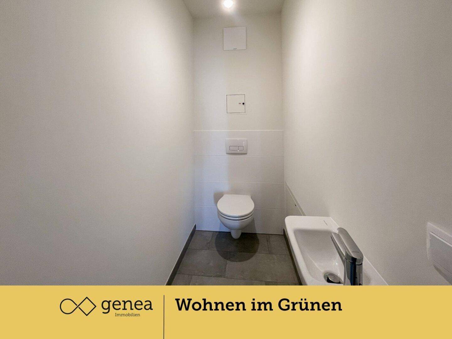 Separates Gäste-WC mit wandhängender Toilette und kleinem Waschbecken.