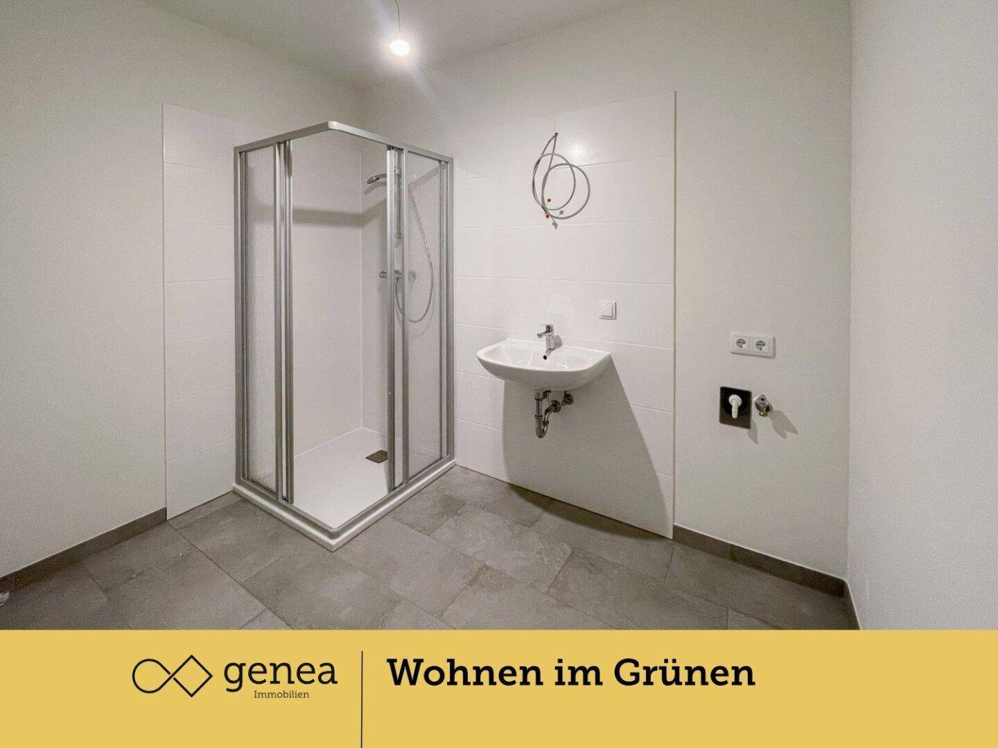 Modernes Badezimmer mit Duschkabine, Waschbecken und hellen Fliesen.