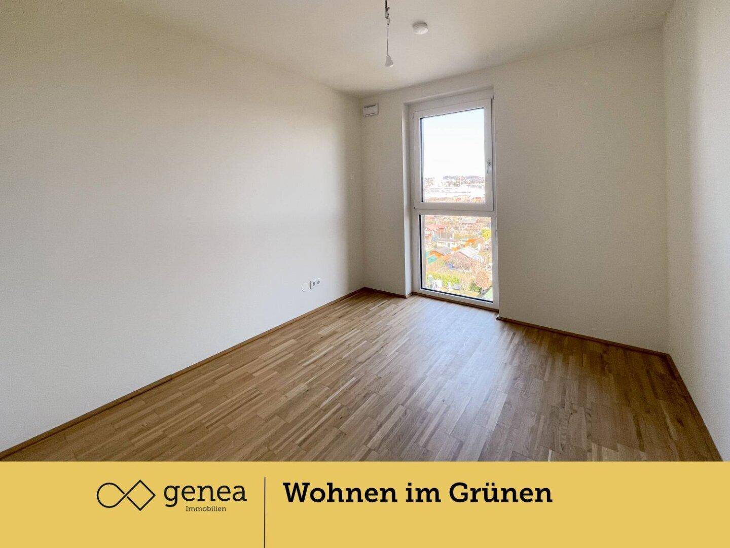 Helles Schlafzimmer mit Parkettboden und großem Fenster mit Ausblick.