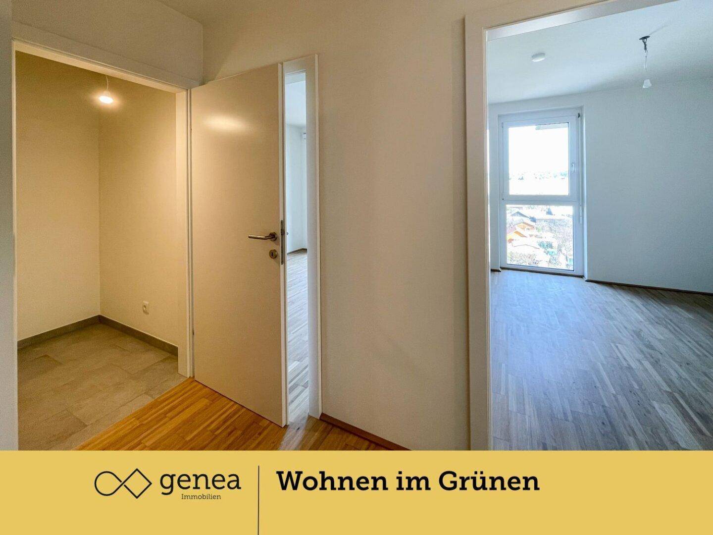 Heller Eingangsbereich mit Parkettboden und Blick in angrenzende Zimmer.