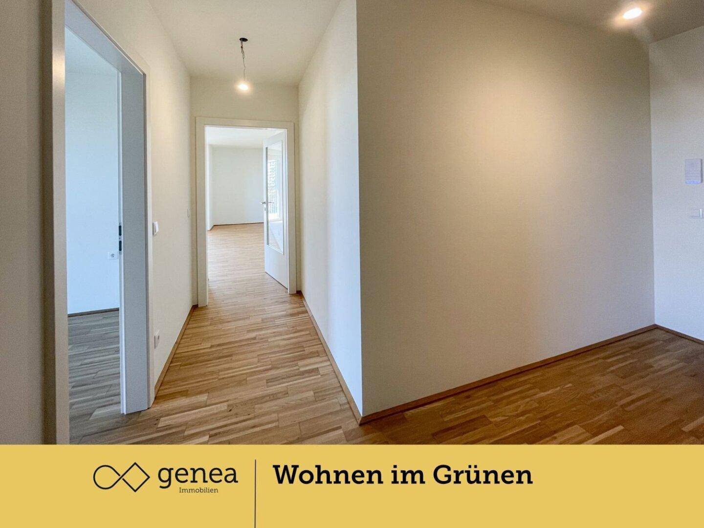 Langer, heller Flur mit Parkettboden, der verschiedene Wohnbereiche verbindet.