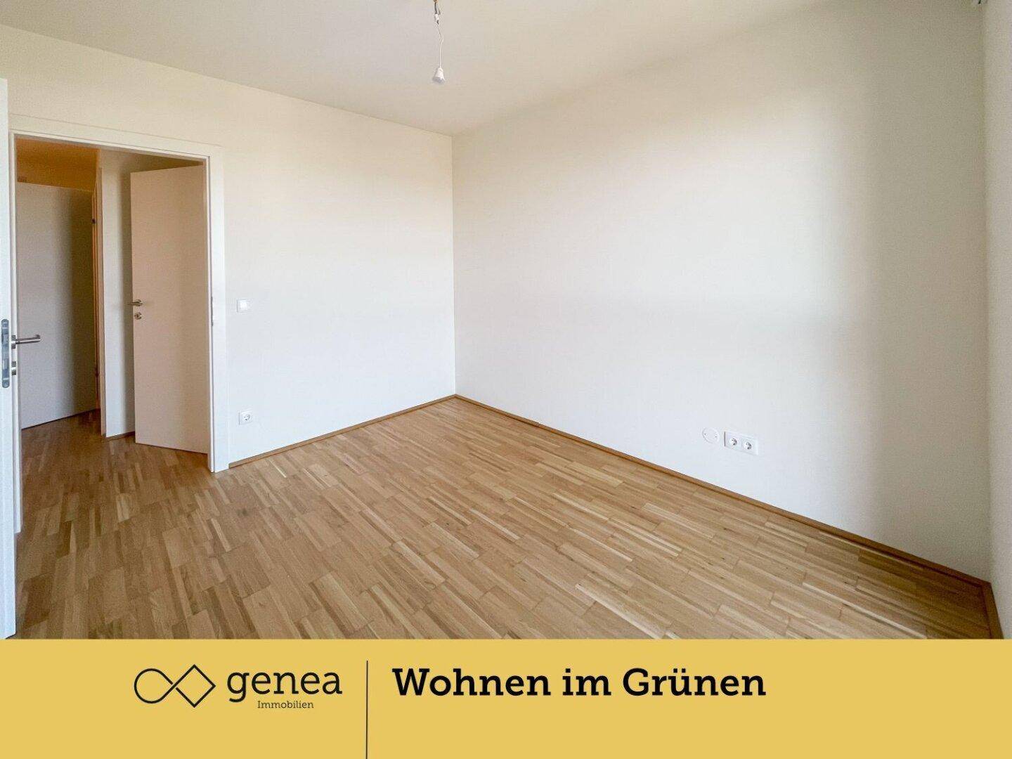 Geräumiges Zimmer mit Parkettboden und Zugang zu einem weiteren Raum.