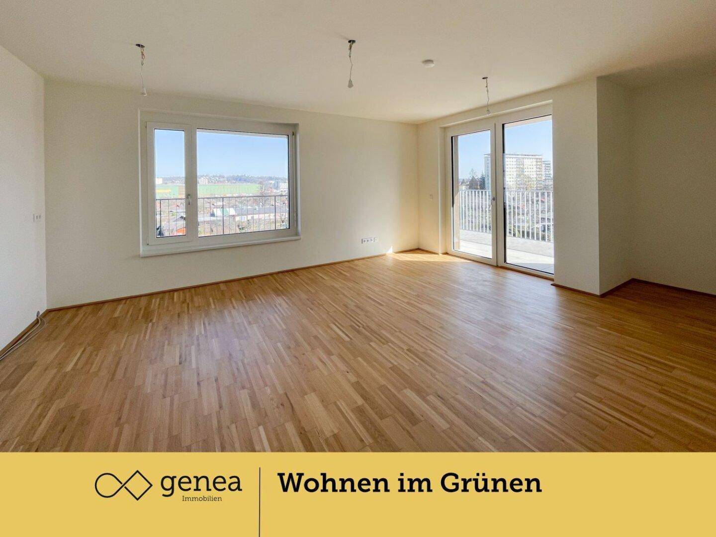 Großzügiger Wohnbereich mit Parkettboden, großen Fenstern und Balkonzugang.