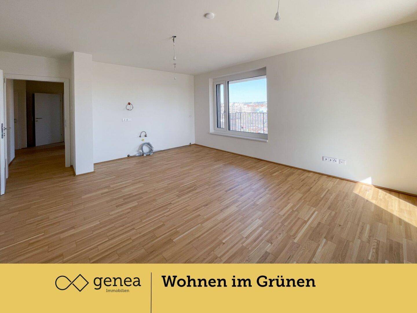 Heller Wohnbereich mit Parkettboden und Anschlüssen für eine zukünftige Küche.