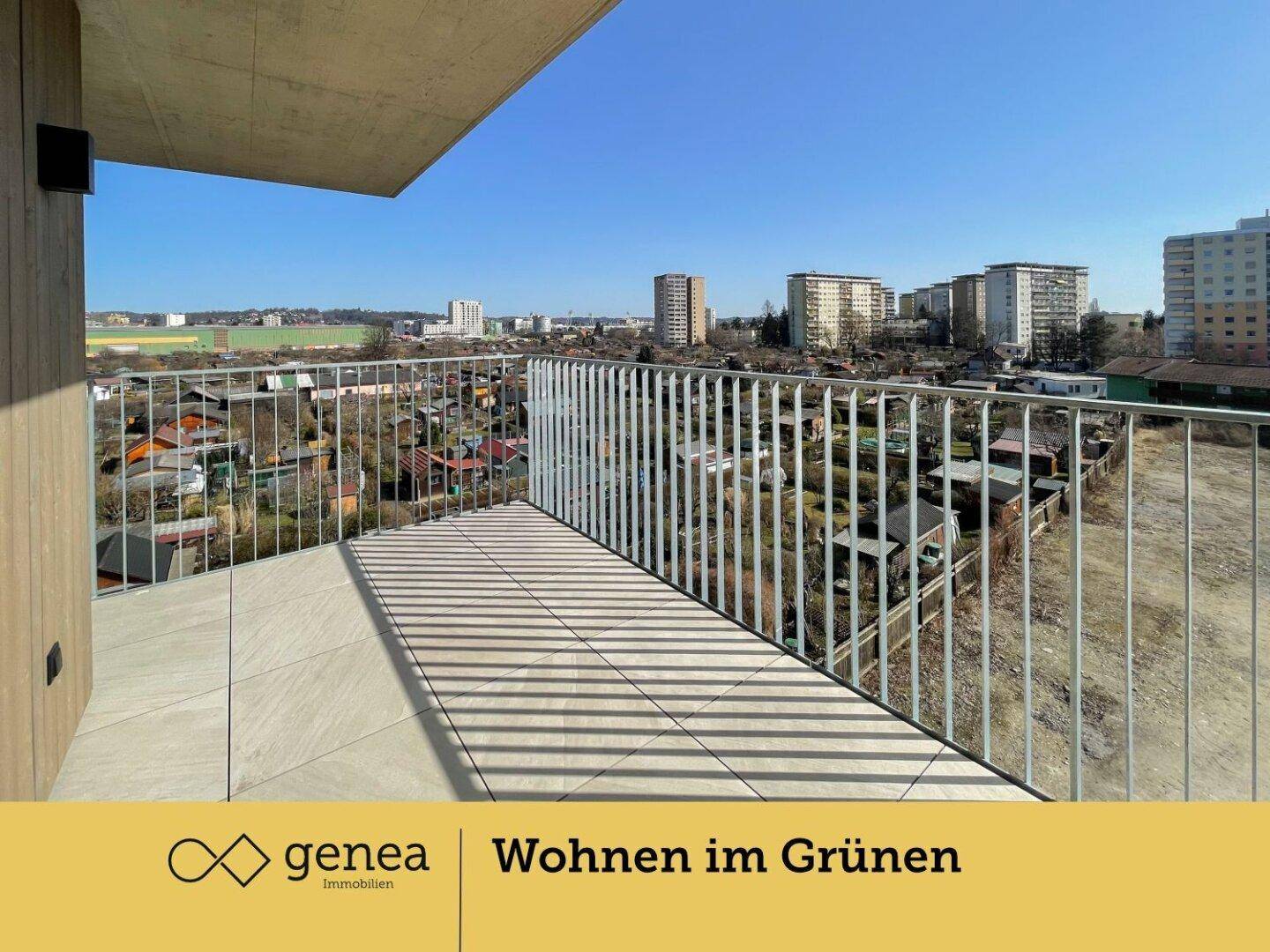 Geräumiger Balkon mit Fliesenboden und weitem Blick über die Stadt und Gärten.