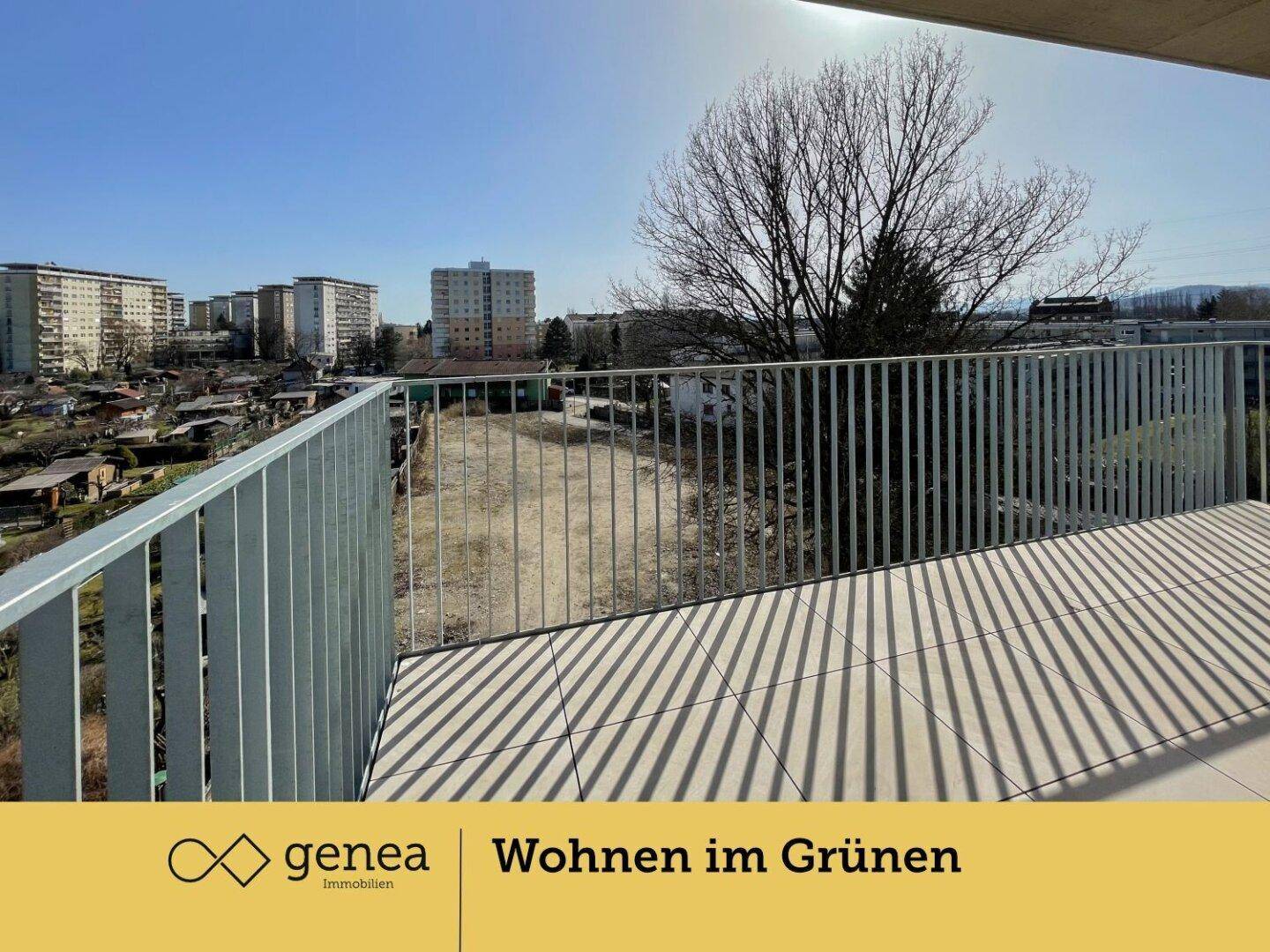 Sonniger Balkon mit Fliesenboden und freiem Blick auf die Umgebung und Grünflächen.