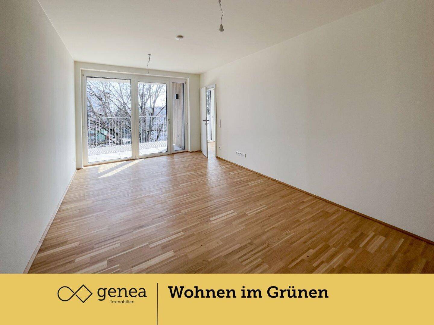 Lichtdurchfluteter Wohnbereich mit hellem Parkettboden und Zugang zum Balkon, bereit zur individuellen Gestaltung.