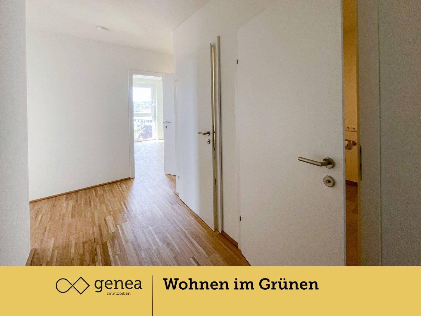 Heller Flur mit Parkettboden und mehreren Türen, der zu anderen Räumen führt.
