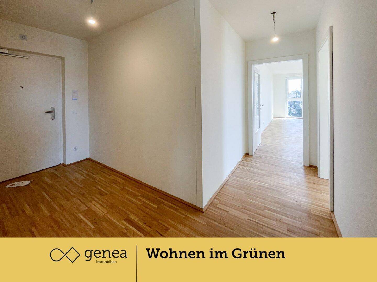Geräumiger Eingangsbereich mit Parkettboden, weißen Wänden und Zugang zu verschiedenen Zimmern.