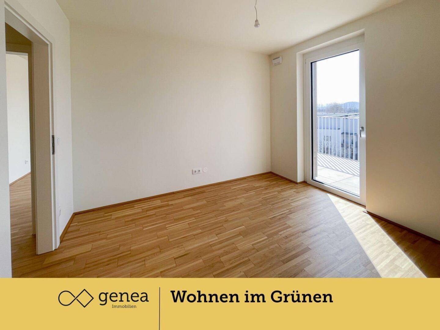 Lichtdurchflutetes Schlafzimmer mit Parkettboden und Zugang zu einem privaten Balkon.