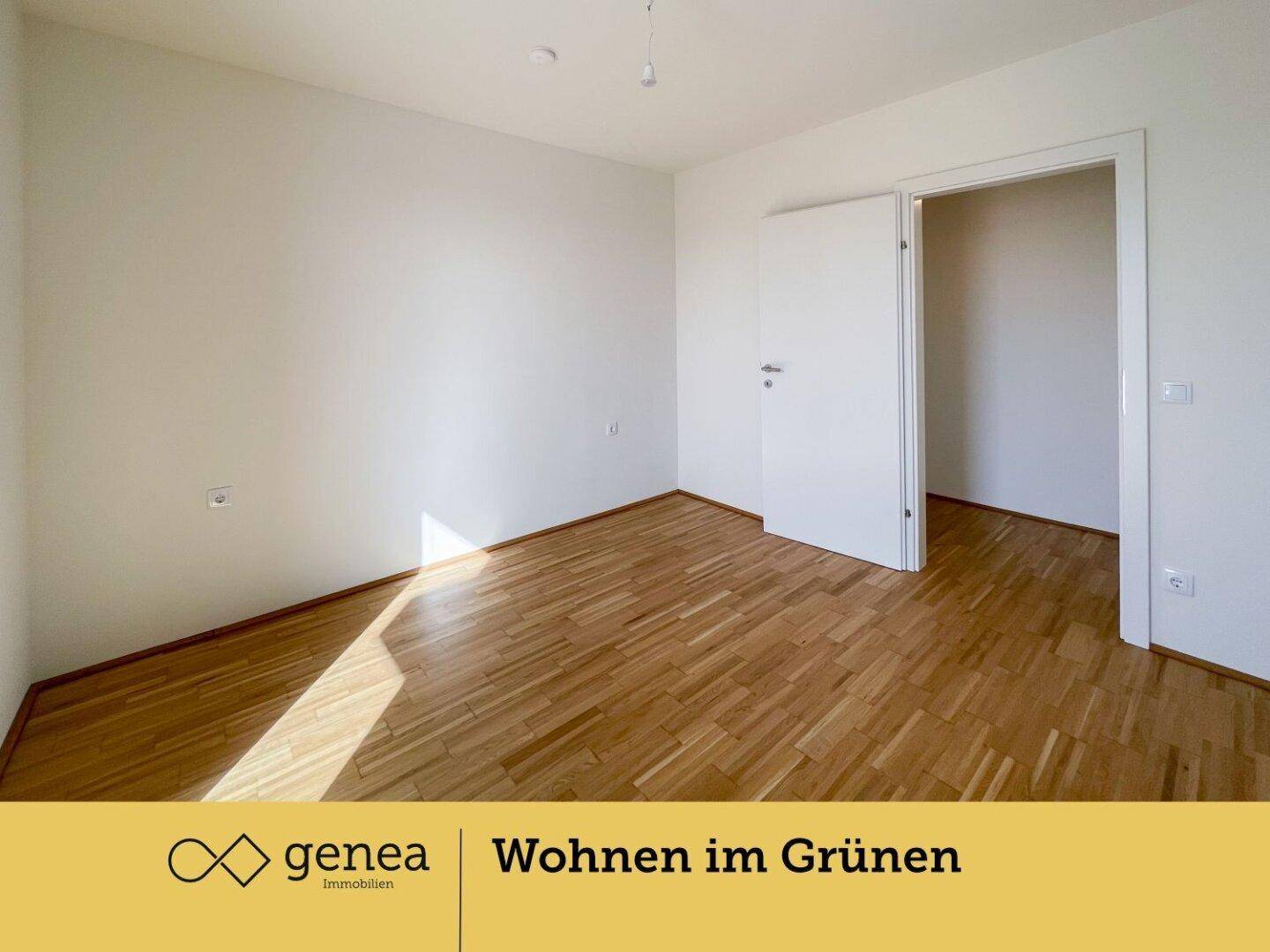 Ruhiges Schlafzimmer mit Parkettboden und weißen Wänden, bereit zur individuellen Gestaltung.