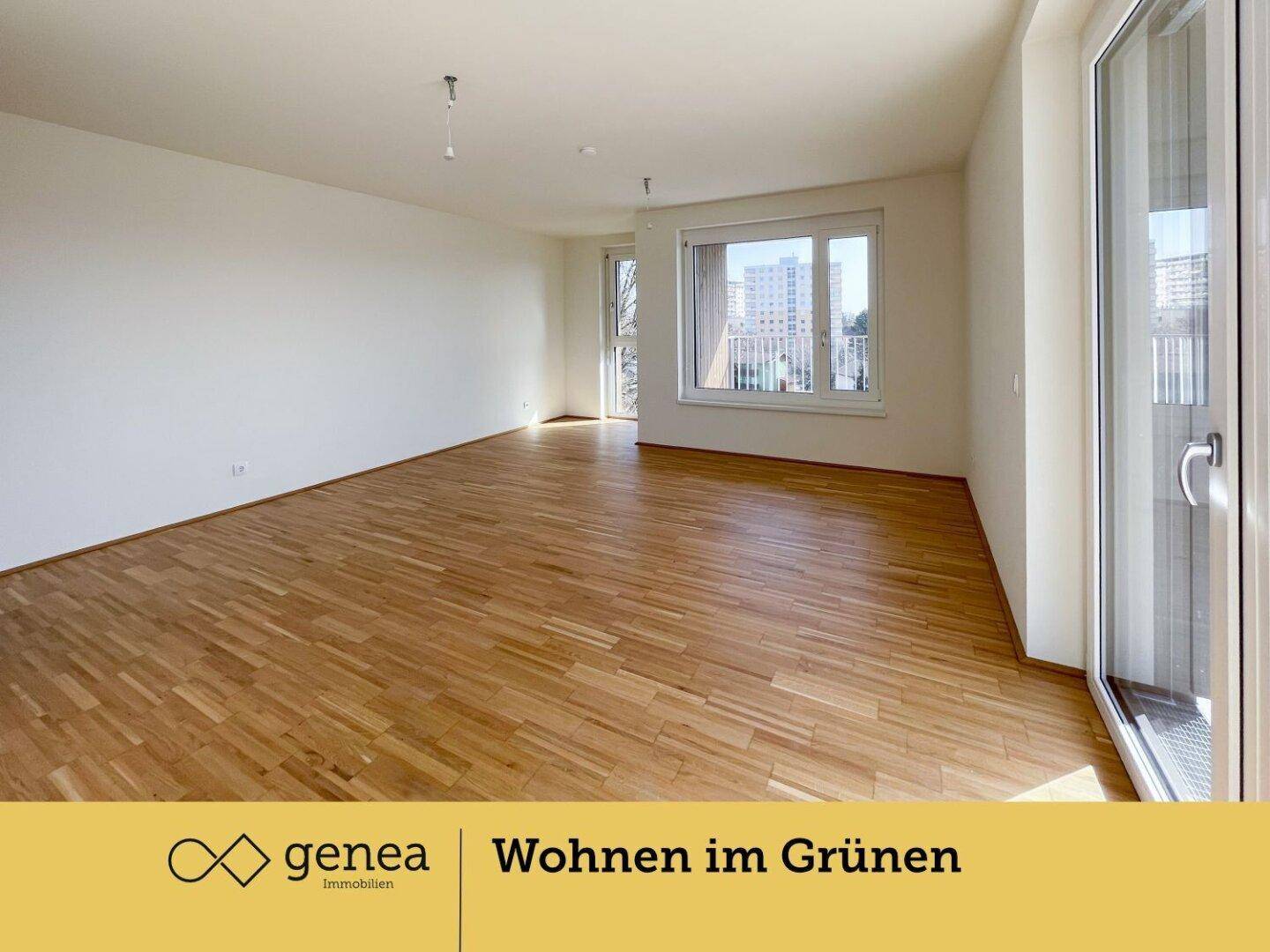 Heller Wohnbereich mit Parkettboden und großen Fenstern, die eine weite Aussicht bieten.
