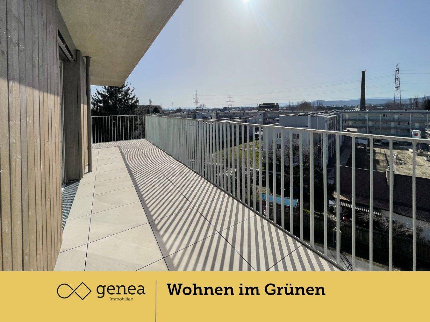 Großer sonniger Balkon mit Fliesenboden und Metallgeländer, bietet einen weiten Blick.