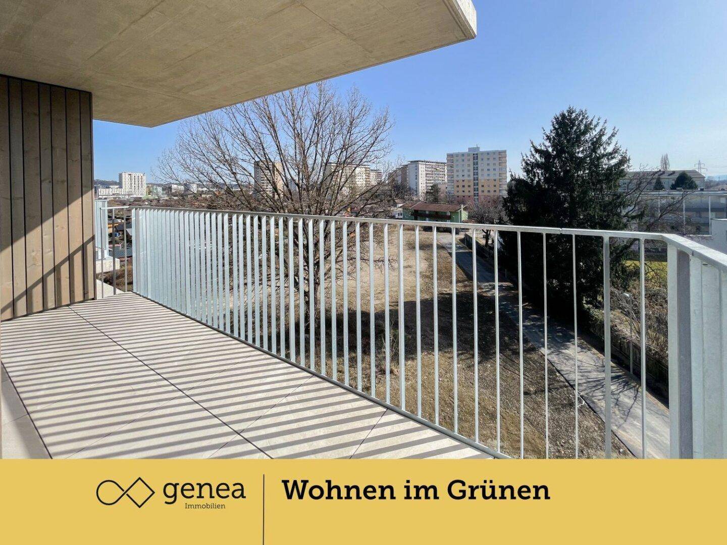 Geräumiger Balkon mit Fliesenboden und Blick auf die umliegende Stadt und Grünflächen.