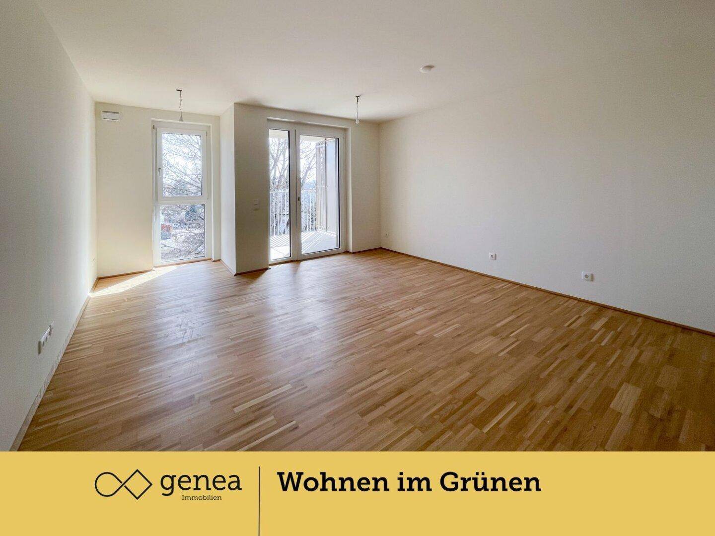 Helles Wohnzimmer mit Parkettboden und zwei Zugängen zu Außenbereichen.