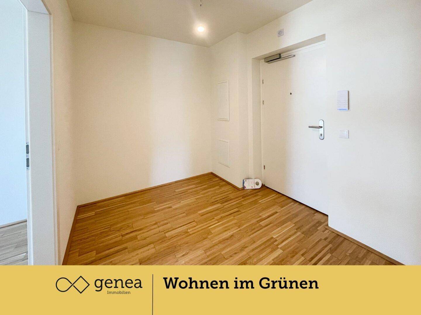 Eingangsbereich mit Parkettboden und einer modernen Sicherheitstür, bereit zur individuellen Gestaltung.