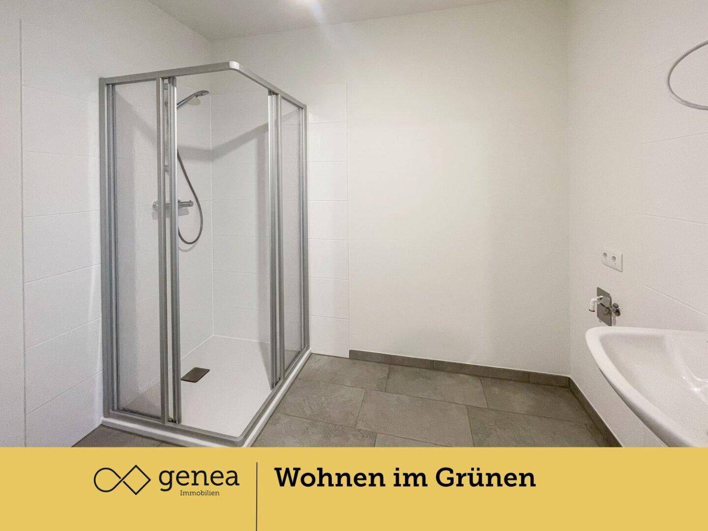 Helles Badezimmer mit Duschkabine, Waschbecken und Fliesenboden, in modernem Design gehalten.