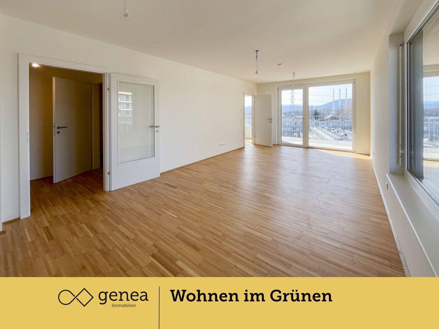 Geräumiger Wohnbereich mit Parkettboden und großen Fenstern, die einen hellen und offenen Raum schaffen.