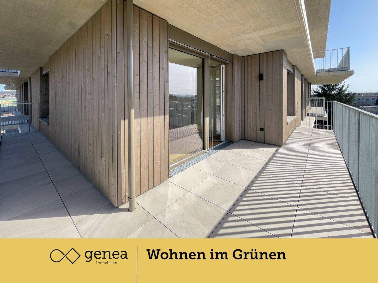 Langer, schmaler Balkon mit Holzverkleidung und Fliesenboden, bietet barrierefreien Zugang zu Innenräumen.