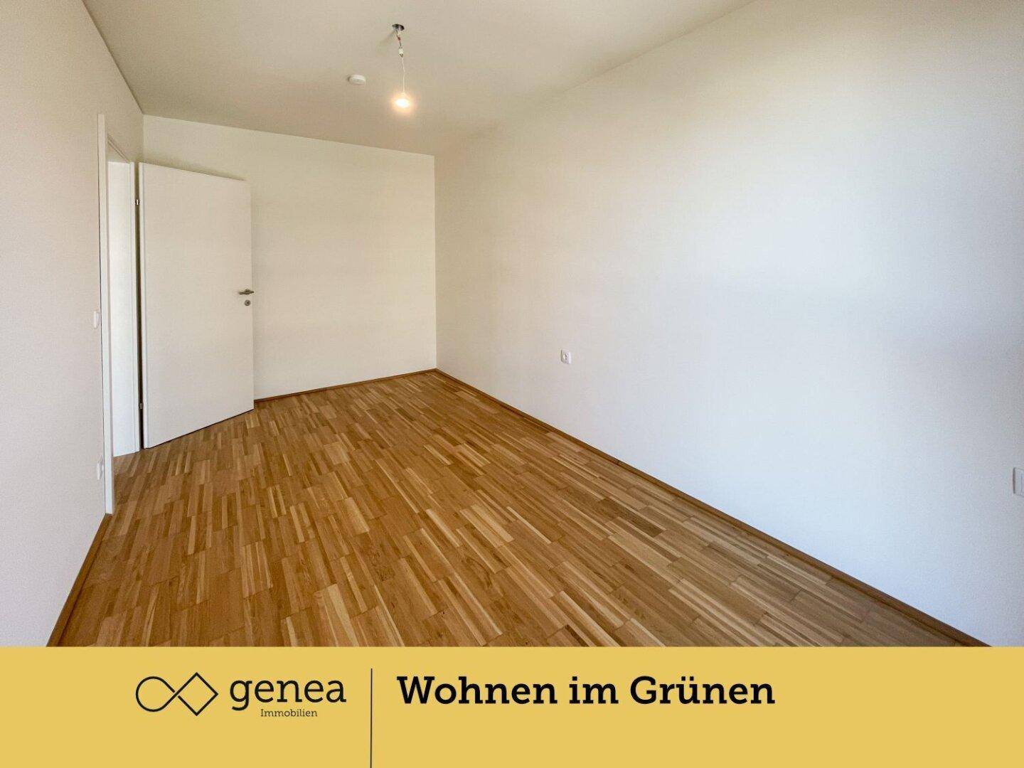 Geräumiges Schlafzimmer mit hellem Parkettboden und weiß gestrichenen Wänden, bereit zum Einzug.