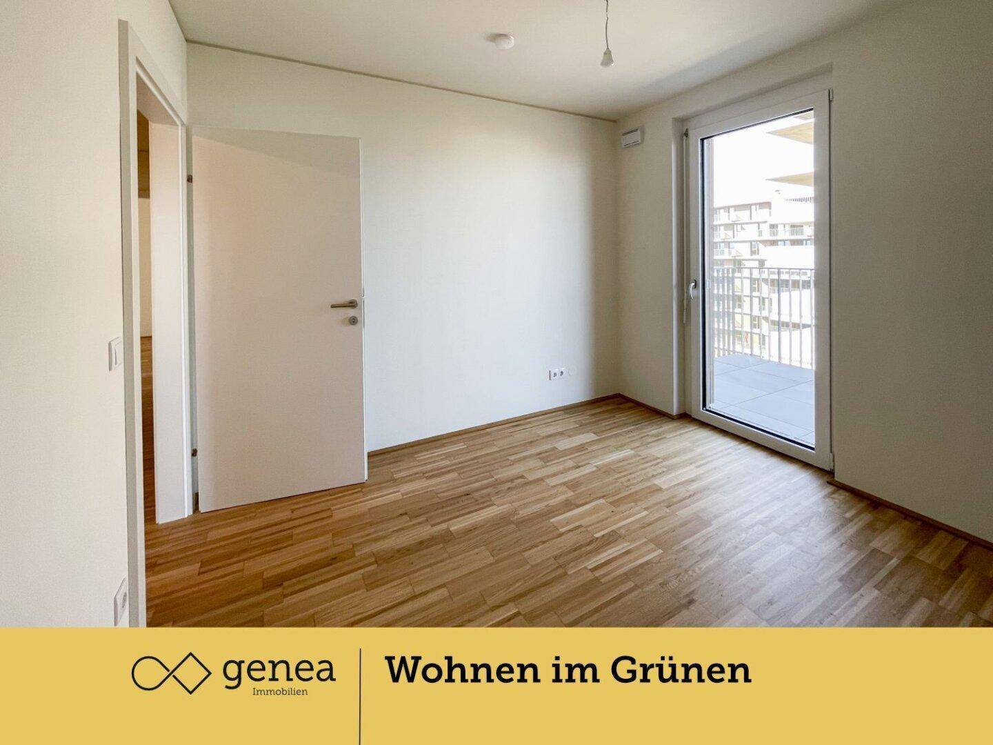 Helles Schlafzimmer mit Parkettboden und Zugang zu einem Balkon oder einer Terrasse.