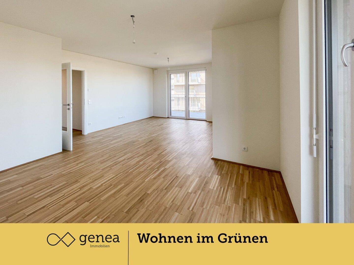 Heller Wohnbereich mit Parkettboden und weiten Ausblicken durch die großen Fenster.