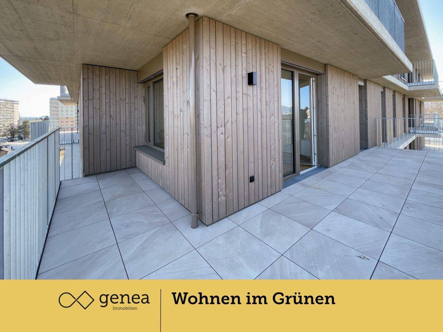 Geräumige Terrasse mit moderner Holzverkleidung und Fliesenboden, ideal für Entspannung im Freien.