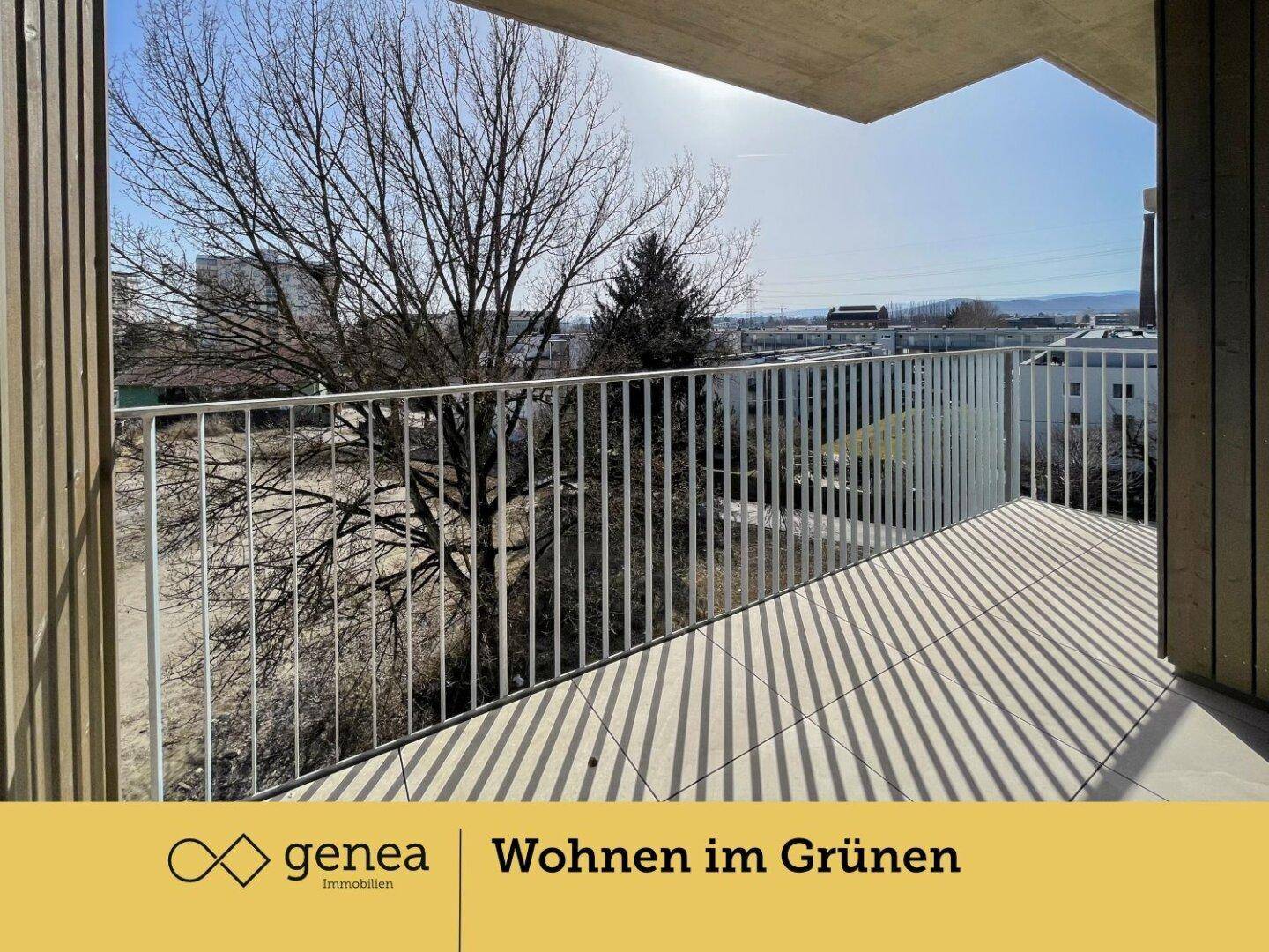 Sonniger Balkon mit Fliesenboden und weitreichendem Blick über die Umgebung und Stadt.