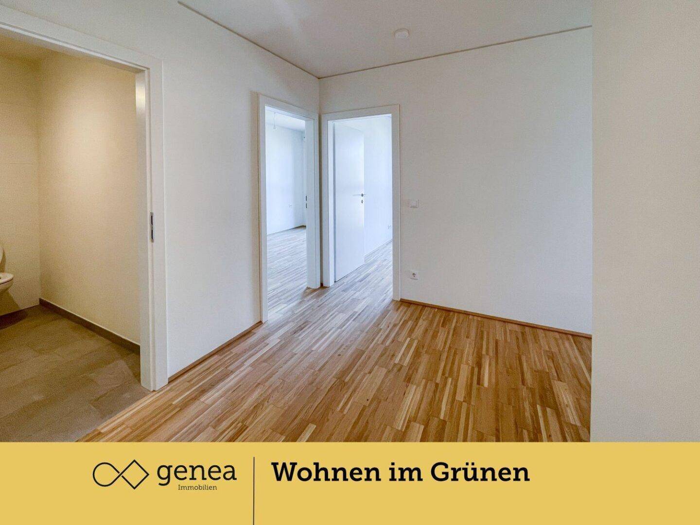 Heller Flur mit Parkettboden, der zu weiteren Zimmern und einem Badezimmer führt.