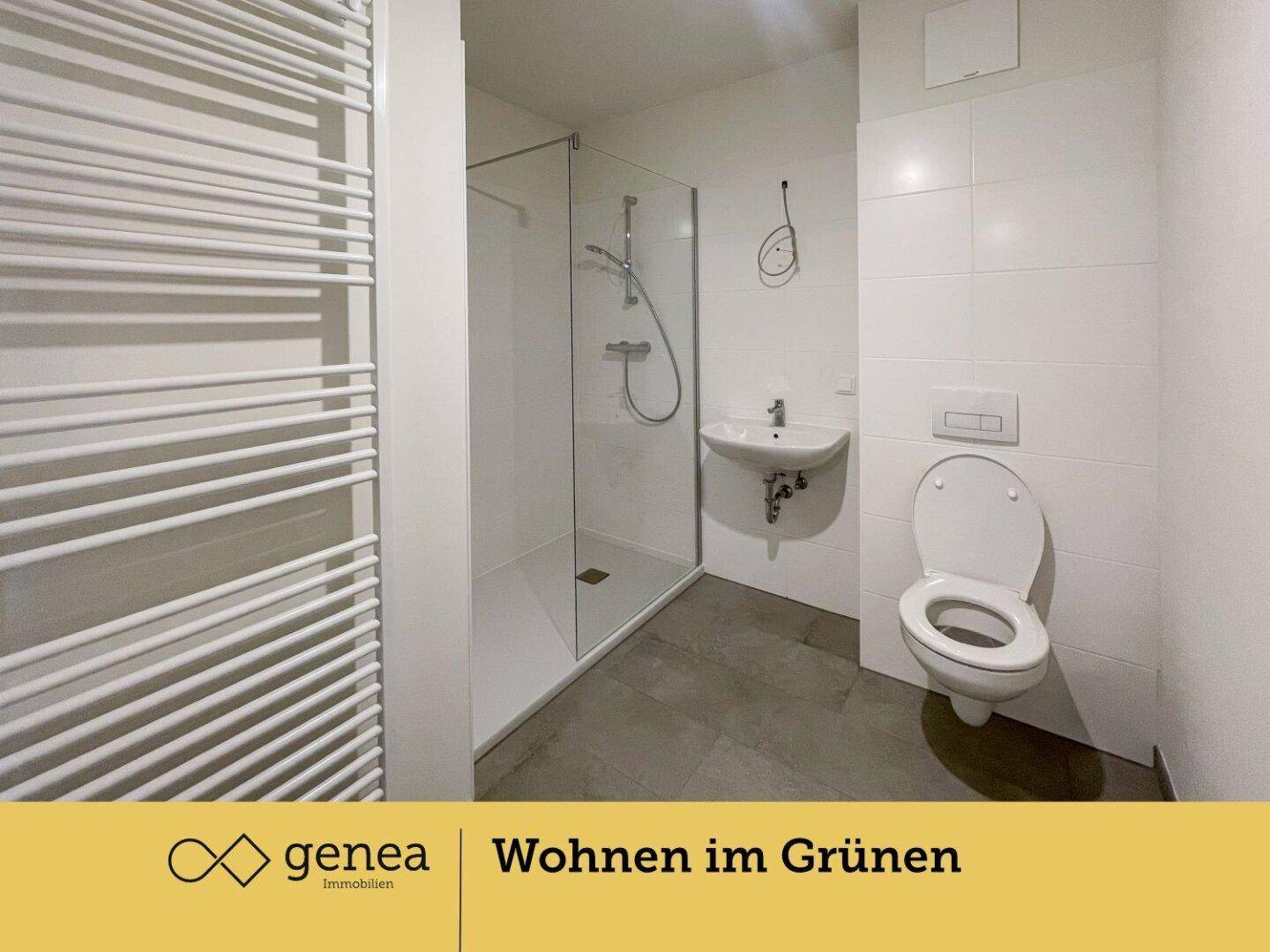 Modernes Badezimmer mit ebenerdiger Dusche, Wand-WC und beheiztem Handtuchhalter.