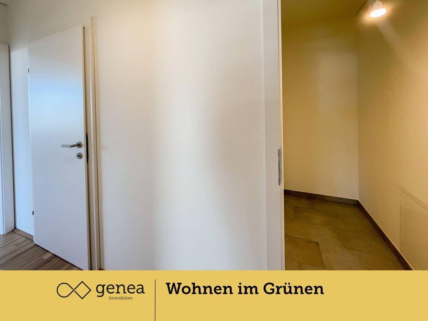 Kleiner Abstellraum oder Eingangsbereich mit Fliesenboden, der zu einem weiteren Raum führt.