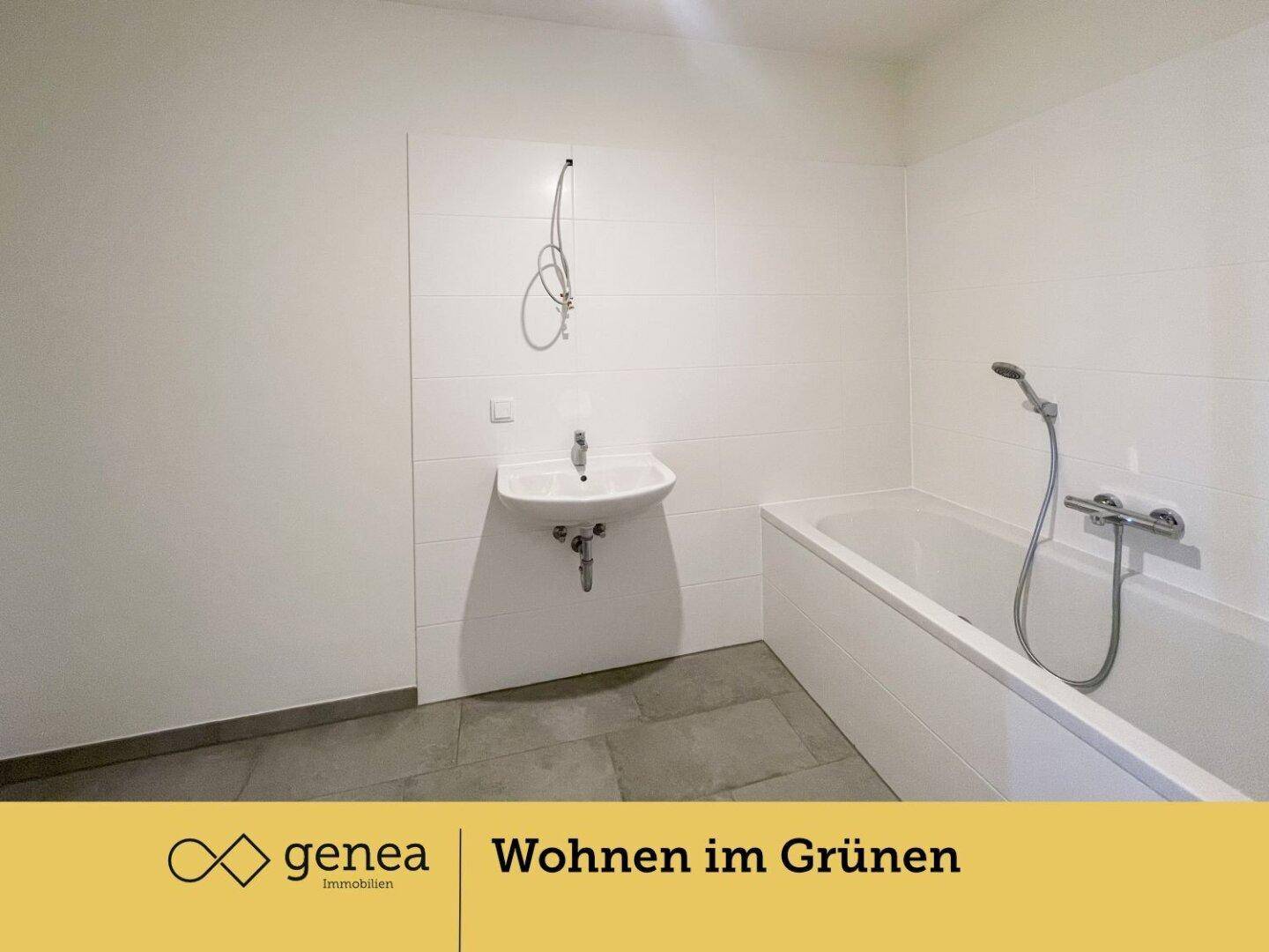 Modernes Badezimmer mit Badewanne, Waschbecken und hellen Fliesen an den Wänden.