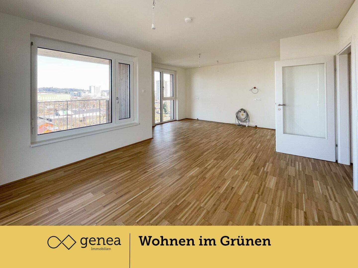 Großzügiges Wohnzimmer mit Parkettboden, großen Fenstern und viel Potenzial zur Gestaltung.