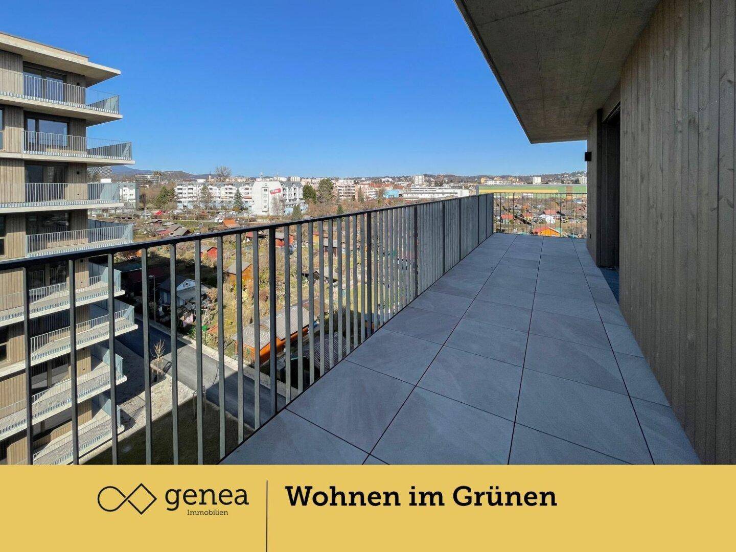 Geräumige Dachterrasse mit Fliesenboden und weitem Blick über die Stadt und ins Grüne.