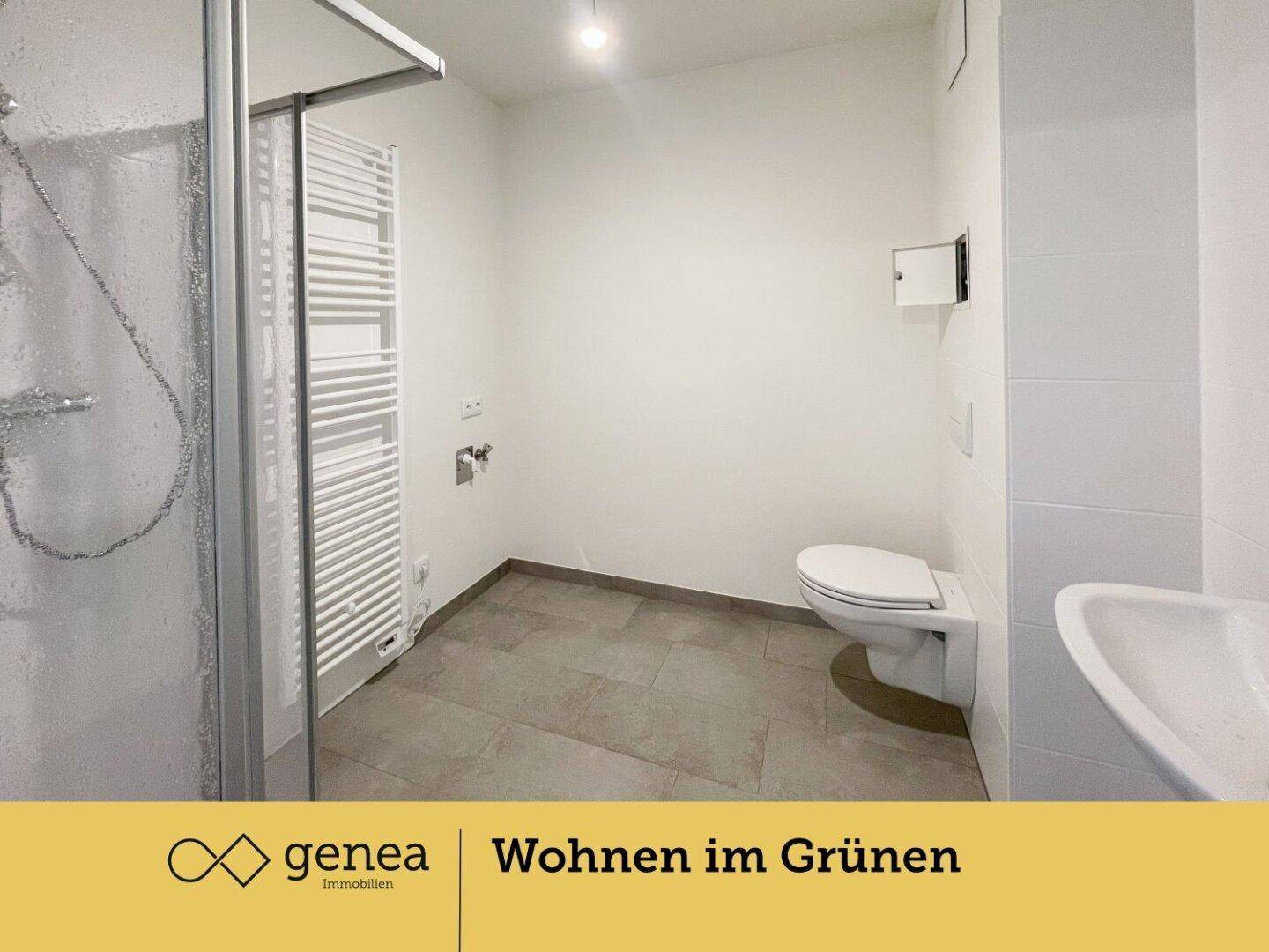 Modernes Badezimmer mit Dusche, wandhängendem WC, Waschbecken und praktischem Handtuchheizkörper.
